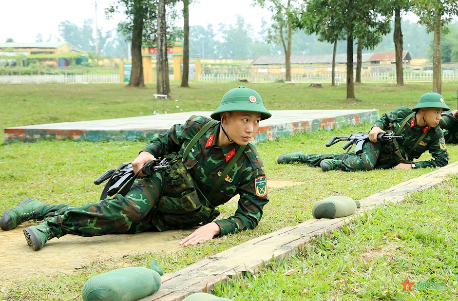 Chiến sĩ mới Đại đội 15, Tiểu đoàn 4 thực hành động tác nằm, quỳ bắn, sử dụng súng tiểu liên STV-380.