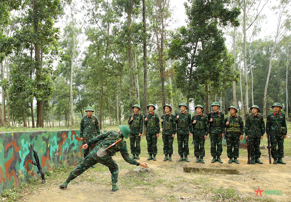 Tổ chức huấn luyện nội dung ném lựu đạn xa trúng đích.