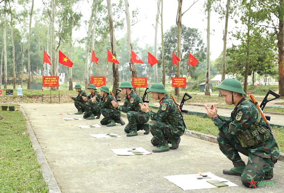 Luyện tập tra lắp bộ đồ dùng gây nổ với học cụ được đơn vị chuẩn bị giống như bộ đồ dùng thật để chiến sĩ làm quen.