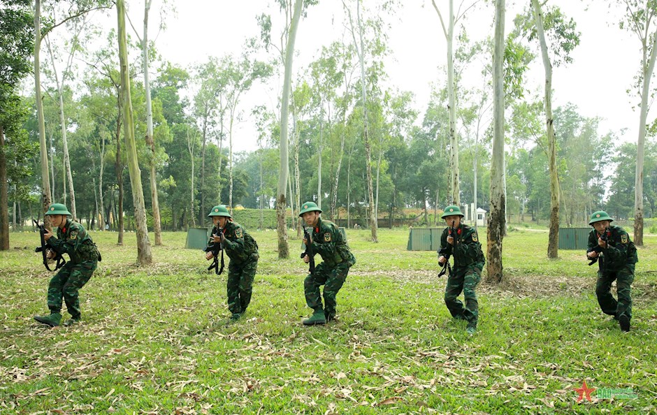 Bên cạnh đó, các nội dung về kỹ thuật chiến đấu bộ binh với các tư thế vận động trên chiến trường được đưa vào huấn luyện theo tiến trình biểu.