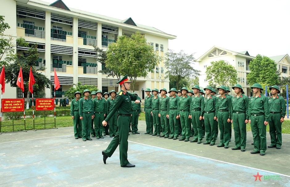 Trung đội 12, Đại đội 14 tổ chức huấn luyện Điều lệnh đội ngũ.