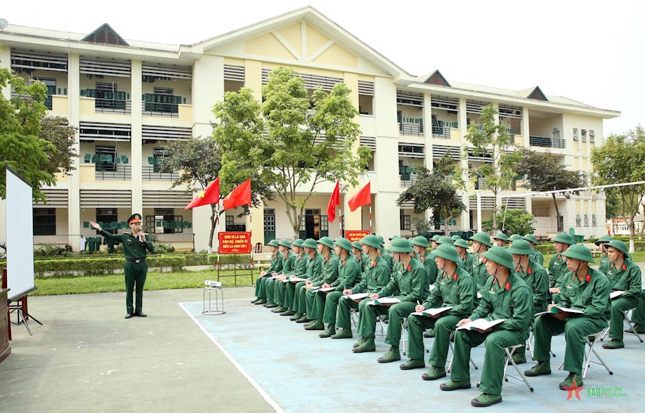 Tổ chức lên lớp cho chiến sĩ mới về các nội dung lý thuyết.