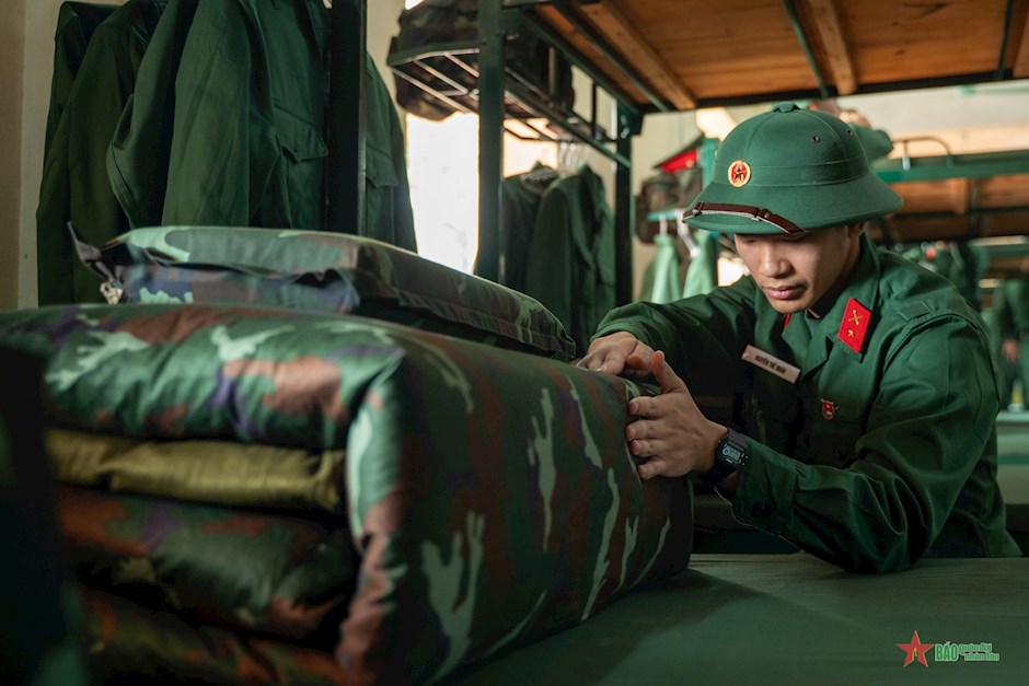 Cán bộ trung đội, tiểu đội luôn là lực lượng trực tiếp, gần sát, hướng dẫn cho chiến sĩ về cách gấp vuốt chăn màn, hướng dẫn về ăn ở.