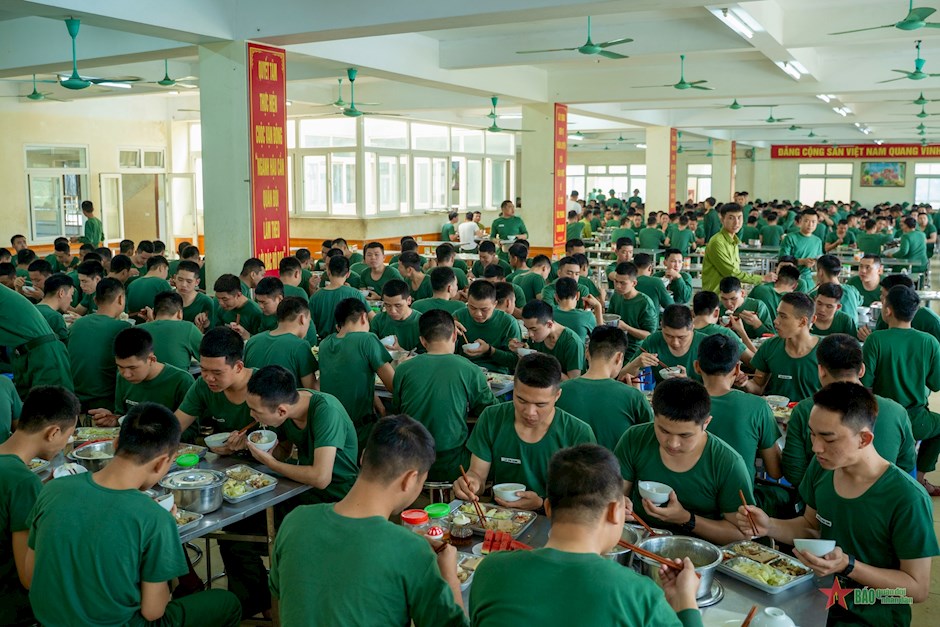 Đơn vị bảo đảm ăn, uống hợp vệ sinh, trật tự với lực lượng chiến sĩ mới suất ăn, định lượng, khẩu phần ăn hằng ngày luôn được bảo đảm tốt.