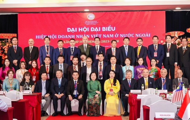 Ban Chấp hành Hiệp hội Doanh nhân Việt Nam ở nước ngoài nhiệm kỳ 2023-2028 tại Đại hội đại biểu Hiệp hội Doanh nhân Việt Nam ở nước ngoài tổ chức ngày 27/1/2024 tại TPHCM
