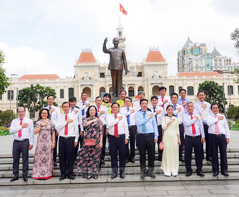 Đồng chí Trần Phi Long cùng các đại biểu chụp hình lưu niệm tại Công viên Tượng đài Chủ tịch Hồ Chí Minh.