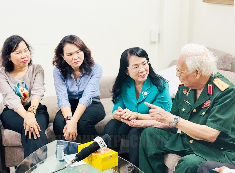 Đồng chí Trần Kim Yến và các thành viên trong đoàn đến thăm gia đình Trung tướng Nguyễn Văn Thái.