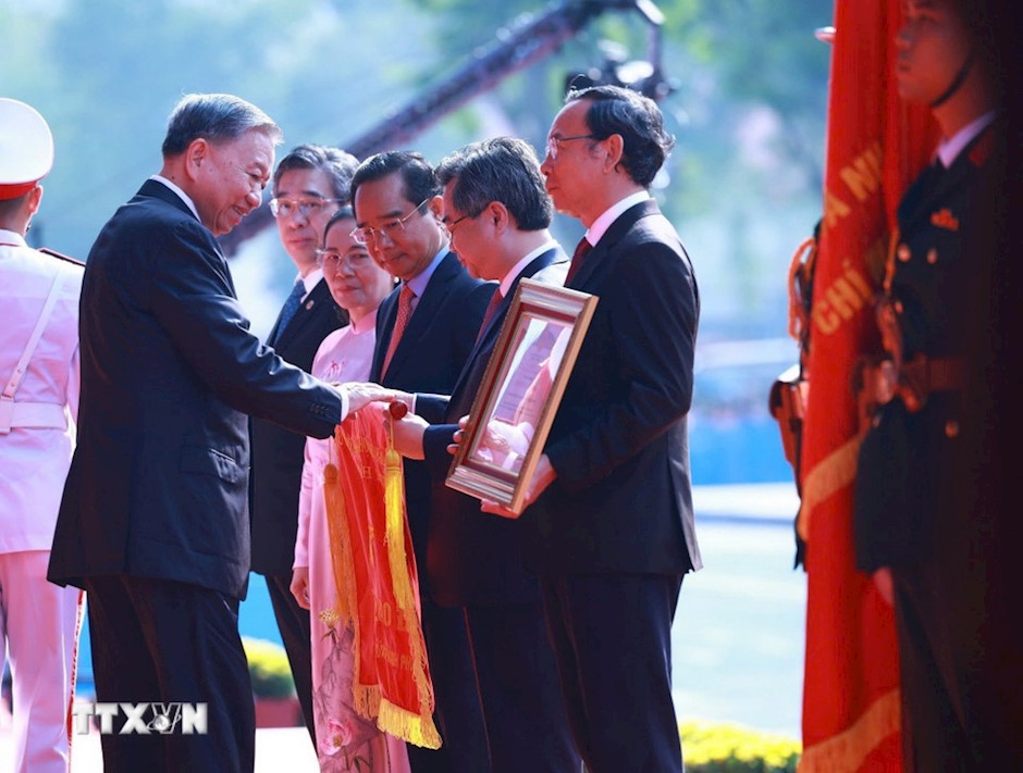 Tổng Bí thư Tô Lâm, thay mặt lãnh đạo Đảng, Nhà nước trao tặng danh hiệu “Anh hùng Lao động” cho Đảng bộ, Chính quyền và Nhân dân Thành phố Hồ Chí Minh. (Ảnh: TTXVN)