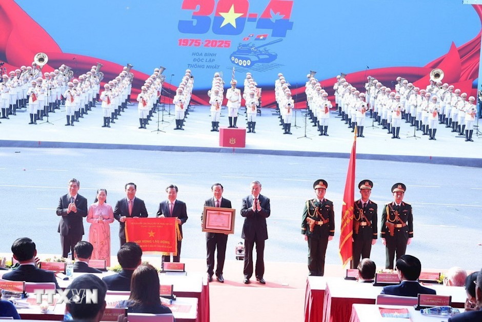 Tổng Bí thư Tô Lâm, thay mặt lãnh đạo Đảng, Nhà nước trao tặng danh hiệu “Anh hùng Lao động” cho Đảng bộ, Chính quyền và Nhân dân Thành phố Hồ Chí Minh. (Ảnh: TTXVN)