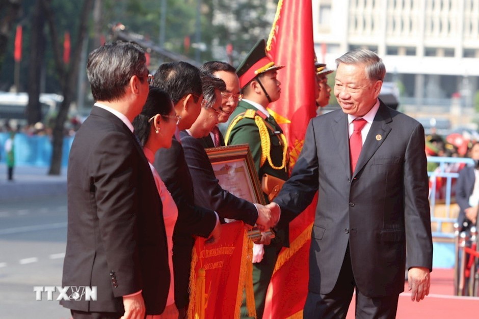 Tổng Bí thư Tô Lâm, thay mặt lãnh đạo Đảng, Nhà nước trao tặng danh hiệu “Anh hùng Lao động” cho Đảng bộ, Chính quyền và Nhân dân Thành phố Hồ Chí Minh. (Ảnh: TTXVN)