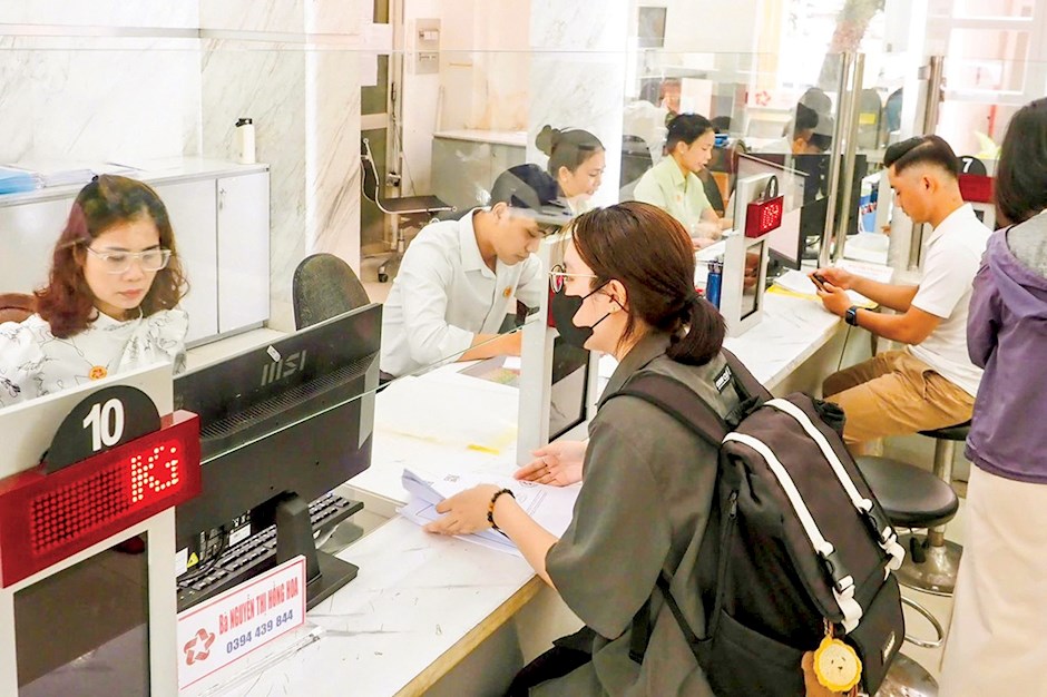 C&aacute;n bộ phường S&agrave;i G&ograve;n (TPHCM) phục vụ người d&acirc;n l&agrave;m thủ tục h&agrave;nh ch&iacute;nh. Ảnh: HO&Agrave;NG H&Ugrave;NG