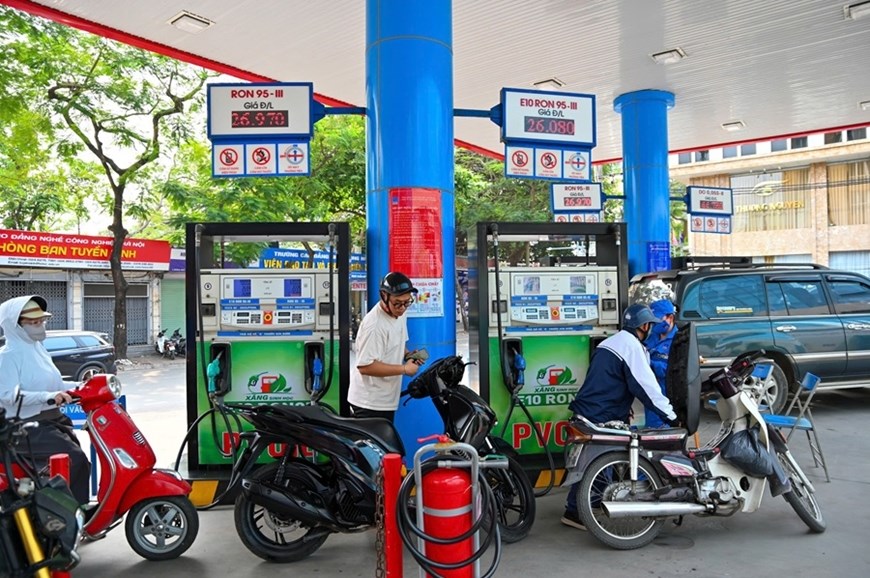  Người dân đổ xăng ở cửa hàng xăng, dầu của Tổng công ty Dầu Việt Nam tại Hà Nội. Ảnh: HOÀNG DƯƠNG