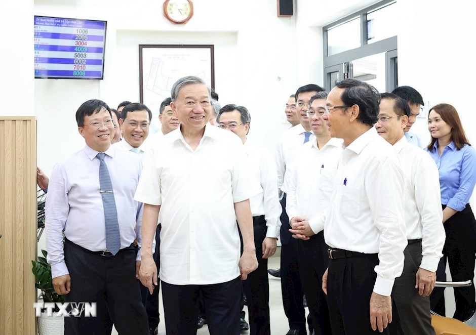 Tổng Bí thư Tô Lâm thăm Trung tâm dịch vụ hành chính công tại xã Tân Vĩnh Lộc, Thành phố Hồ Chí Minh. (Ảnh: TTXVN)