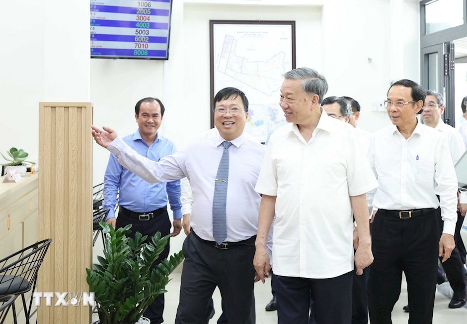 Tổng Bí thư Tô Lâm thăm Trung tâm dịch vụ hành chính công tại xã Tân Vĩnh Lộc, Thành phố Hồ Chí Minh. (Ảnh: TTXVN)