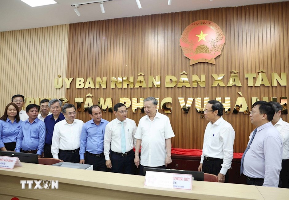 Tổng Bí thư Tô Lâm thăm Trung tâm dịch vụ hành chính công tại xã Tân Vĩnh Lộc, Thành phố Hồ Chí Minh. (Ảnh: TTXVN)