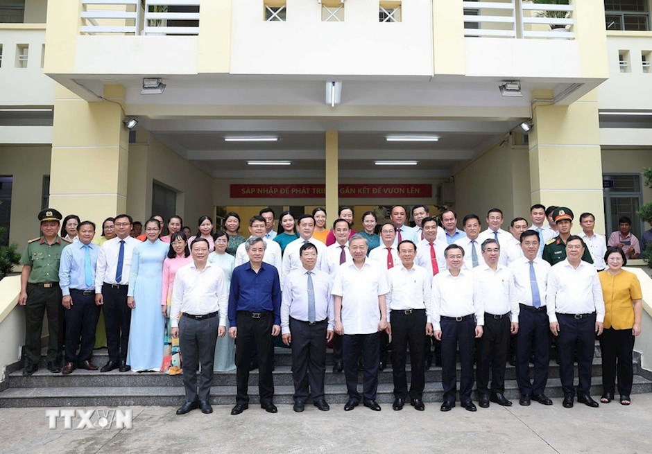 Tổng Bí thư Tô Lâm với cán bộ xã Tân Vĩnh Lộc, Thành phố Hồ Chí Minh. (Ảnh: TTXVN)