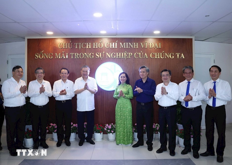 Tổng Bí thư Tô Lâm thăm, khảo sát thực tế tại Trung tâm dịch vụ hành chính công phường Xuân Hòa, Thành phố Hồ Chí Minh. (Ảnh: TTXVN)