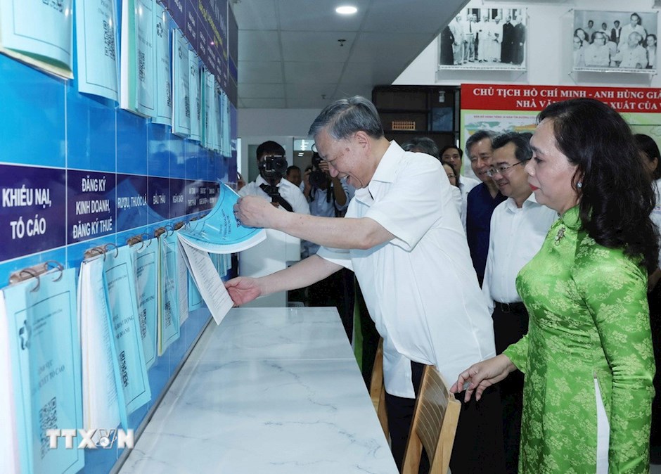 Tổng Bí thư Tô Lâm thăm, khảo sát thực tế tại Trung tâm dịch vụ hành chính công phường Xuân Hòa, Thành phố Hồ Chí Minh. (Ảnh: TTXVN)
