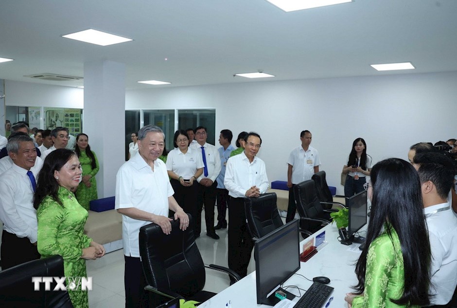 Tổng Bí thư Tô Lâm thăm, khảo sát thực tế tại Trung tâm dịch vụ hành chính công phường Xuân Hòa, Thành phố Hồ Chí Minh. (Ảnh: TTXVN)