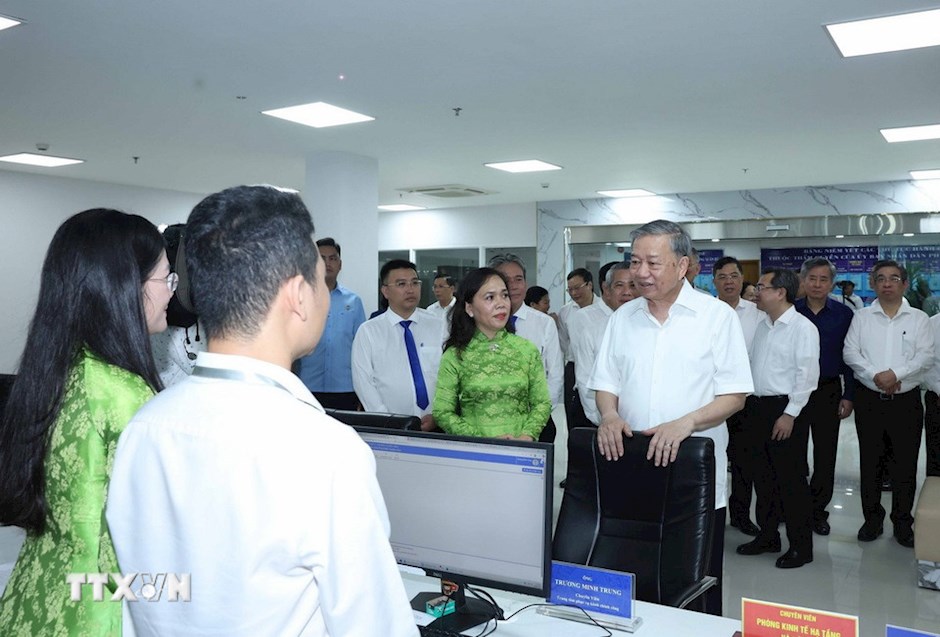 Tổng Bí thư Tô Lâm thăm, khảo sát thực tế tại Trung tâm dịch vụ hành chính công phường Xuân Hòa, Thành phố Hồ Chí Minh. (Ảnh: TTXVN)