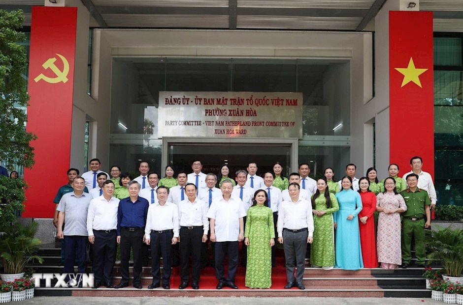 Tổng Bí thư Tô Lâm với cán bộ phường Xuân Hoà, Thành phố Hồ Chí Minh. (Ảnh: TTXVN)
