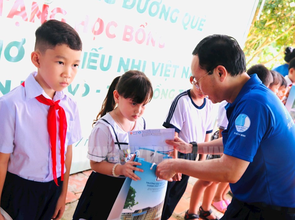 Đồng chí Nguyễn Văn Hiếu trao quà cho các em học sinh có hoàn cảnh khó khăn