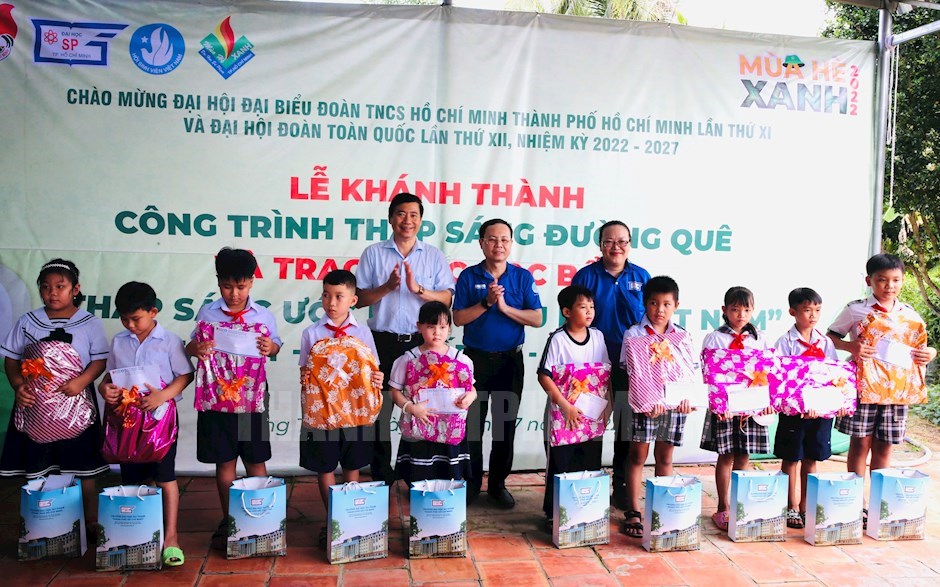 Đồng chí Nguyễn Văn Hiếu cùng các đại biểu trao quà cho các em học sinh có hoàn cảnh khó khăn