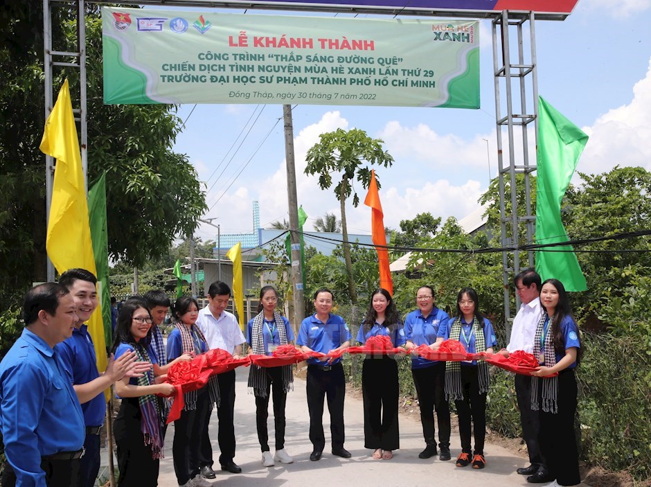 Đồng chí Nguyễn Văn Hiếu cùng các đại biểu thực hiện nghi thức khánh thành công trình thắp sáng đường quê