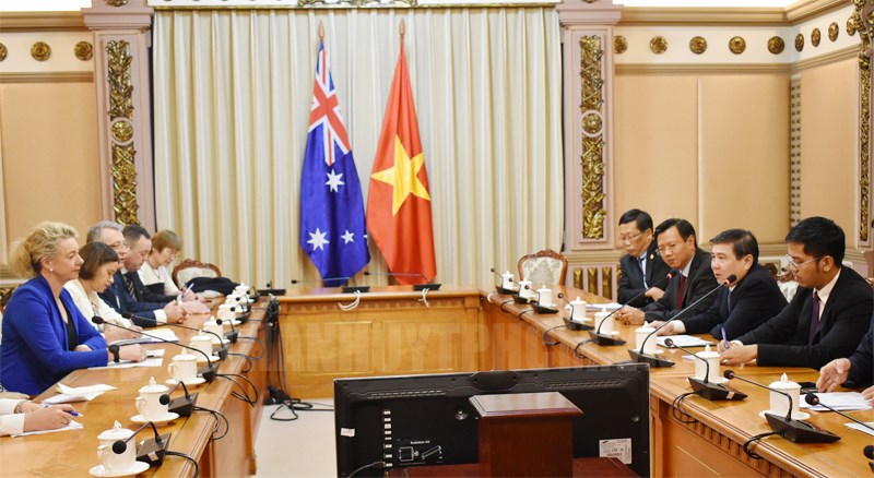 Chủ tịch UBND TPHCM Nguyễn Thành Phong tiếp xã giao Bộ trưởng Nông nghiệp Úc Bridget Mckenzie.