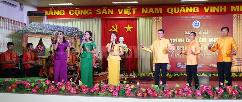 Một trong các tiết mục trình diễn âm nhạc dân gian Khmer Nam Bộ