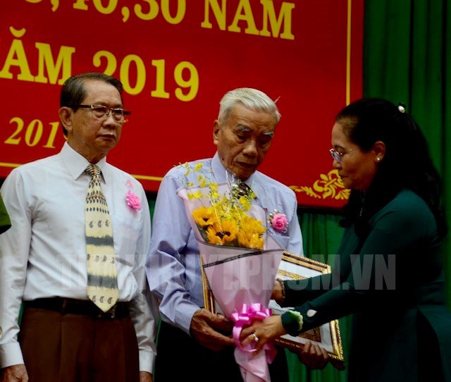 Chủ tịch HĐND TPHCM Nguyễn Thị Lệ trao Huy hiệu Đảng cho các đồng chí tròn tuổi Đảng