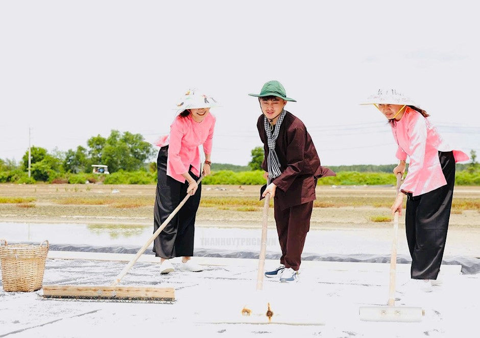 Trải nghiệm nghề muối tại mô hình du lịch cộng đồng Thiềng Liềng, huyện Cần Giờ