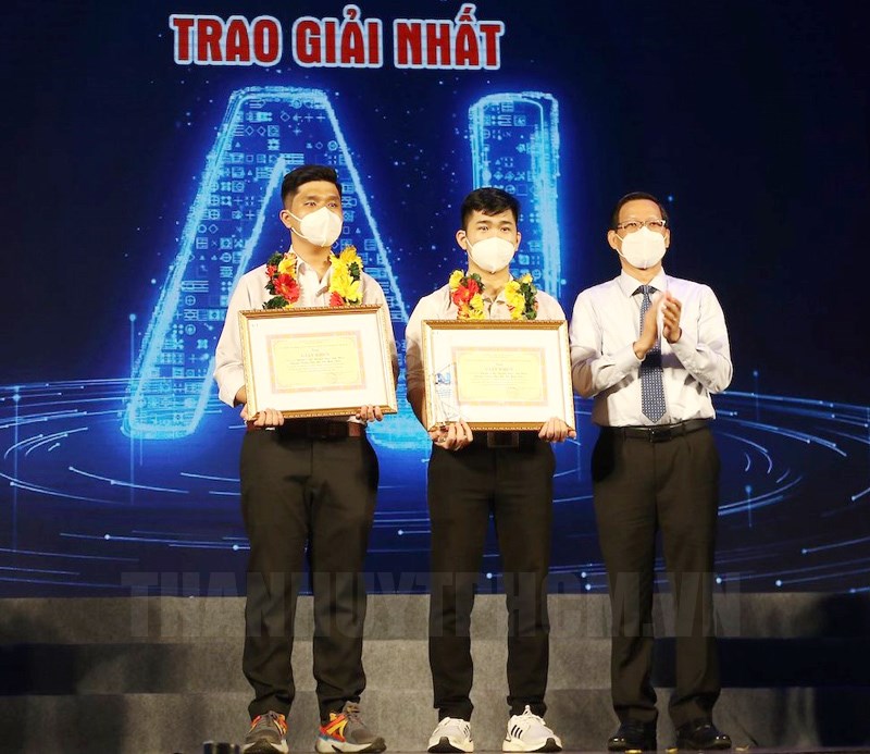 Chủ tịch UBND TPHCM Phan Văn Mãi trao giải nhất hội thi Thử thách trí tuệ nhân tạo năm 2021