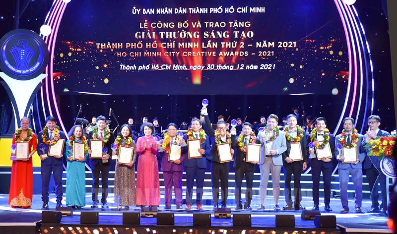 Chủ tịch Ủy ban MTTQ Việt Nam TPHCM Tô Thị Bích Châu trao Giải thưởng cho các tập thể.