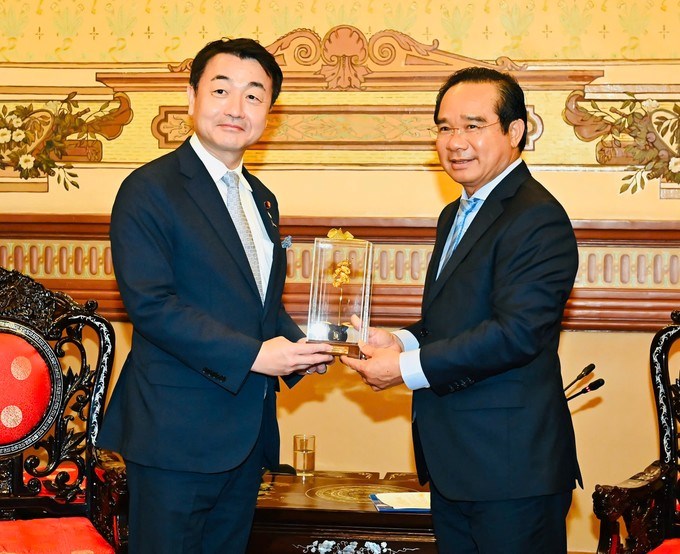 Đồng chí Nguyễn Văn Được tặng quà lưu niệm đến ông Sasaki Hajime. (Ảnh SGGP)