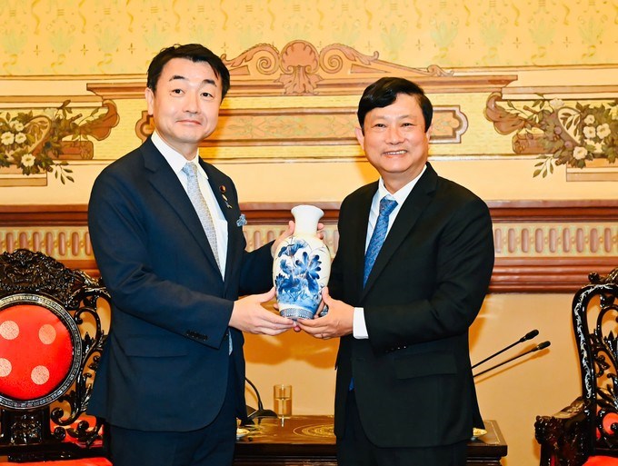 Đồng chí Võ Văn Minh tặng quà lưu niệm đến ông Sasaki Hajime. (Ảnh SGGP)