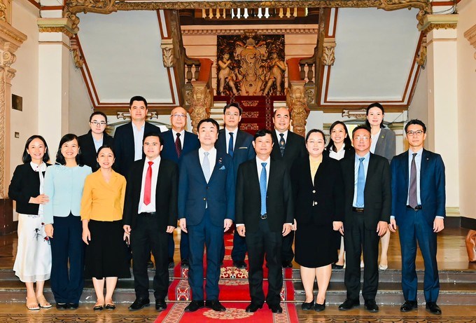 Đoàn đại biểu hai bên chụp ảnh lưu niệm. (Ảnh SGGP)