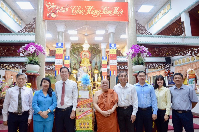 Phó Chủ tịch Ủy ban MTTQ Việt Nam TP Nguyễn Thành Trung cùng đoàn đến thăm và chúc Tết Hòa thượng Thích Thiện Tâm.