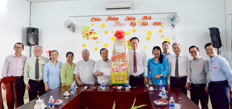 Phó Chủ tịch Ủy ban MTTQ Việt Nam TP Nguyễn Thành Trung cùng đoàn đến thăm và chúc Tết Linh mục Phan Khắc Từ.
