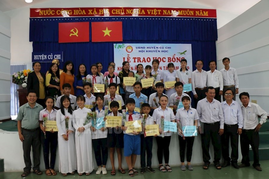 Hội khuyến học huyện trao học bổng cho các em học sinh