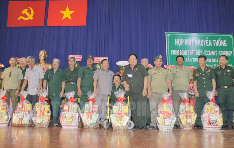 Tặng quà các cựu chiến binh Tung đoàn 2 Củ Chi Đất Thép