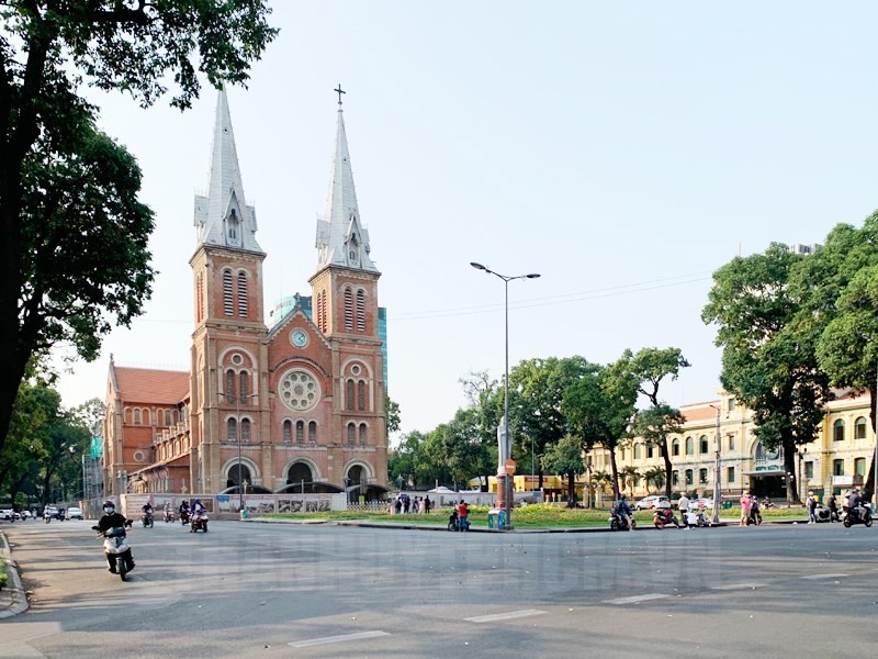 Nhấn vào ảnh để phóng to Không tập trung quá 2 người ngoài phạm vi công sở, trường học, bệnh viện và tại nơi công cộng. (Ảnh: H. Thảo)