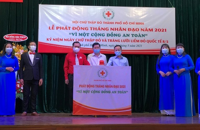 Hội Chữ thập đỏ TPHCM tiếp nhận ủng hộ hưởng ứng Tháng Nhân đạo năm 2021 từ các cấp hội chữ thập đỏ và các doanh nghiệp. (Ảnh: voh.com.vn)