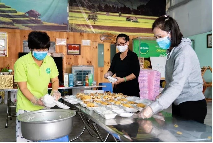 Bà con tình nguyện chuẩn bị thức ăn cho người dân tại điểm phong tỏa ở đường số 12, phường Trường Thọ, thành phố Thủ Đức. (Ảnh: nld.com.vn)