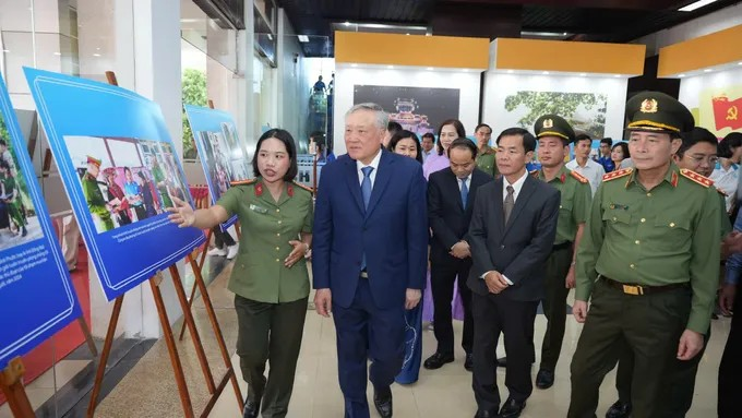 Phó Thủ tướng Thường trực Nguyễn Hòa Bình tham quan triển lãm ảnh