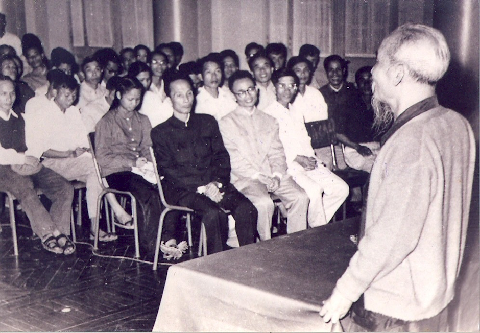 Chủ tịch Hồ Chí Minh nói chuyện với các giáo sư, cán bộ giảng dạy các trường Đại học và THCN (12/1958). (Ảnh tư liệu)