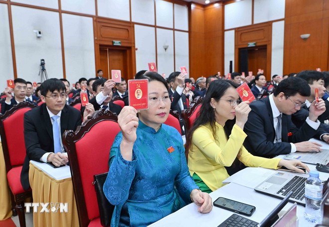 Đại hội biểu quyết thông qua danh sách bầu Ban Chấp hành Đảng bộ Văn phòng Trung ương Đảng nhiệm kỳ 2025-2030 (Ảnh TTXVN)