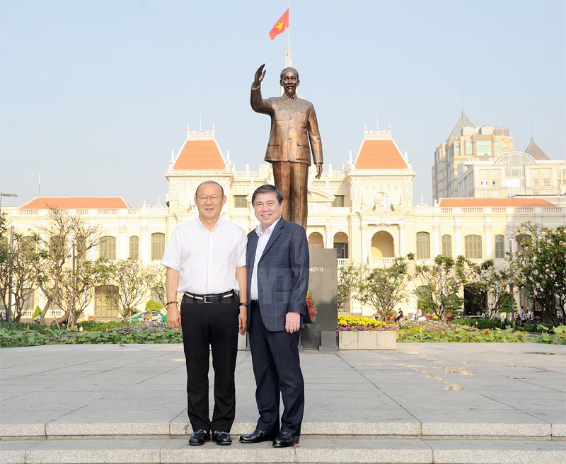 Chủ tịch UBND TPHCM Nguyễn Thành Phong chụp ảnh lưu niệm với HLV Park Hang Seo trước Tượng đài Chủ tịch Hồ Chí Minh. (Ảnh: Quốc Thanh)