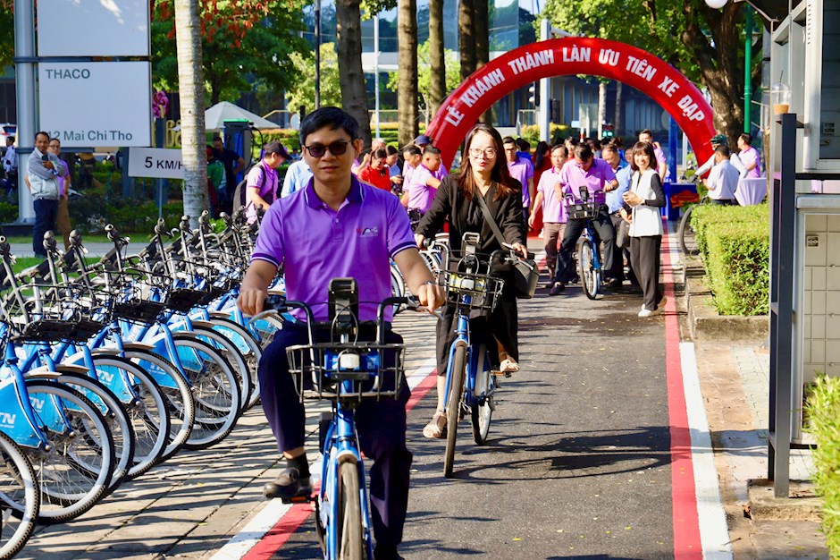 Người dân trải nghiệm chạy xe đạp ở làn ưu tiên. Ảnh: SGGP