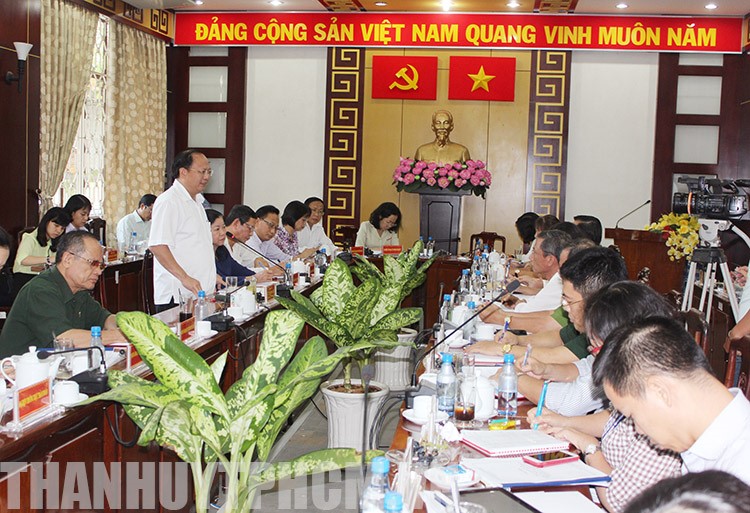 theo hồ chí minh Theo chiều kim đồng hồ từ trên xuống: chợ bến thành, trụ sở ủy ban nhân dân thành phố hồ chí minh, nhà thờ chính tòa đức bà sài gòn, dinh độc lập, nhà hát thành phố. theo hồ chí minh Theo chiều kim đồng hồ từ trên xuống: chợ bến thành, trụ sở ủy ban nhân dân thành phố hồ chí minh, nhà thờ chính tòa đức bà sài gòn, dinh độc lập, nhà hát thành phố.
